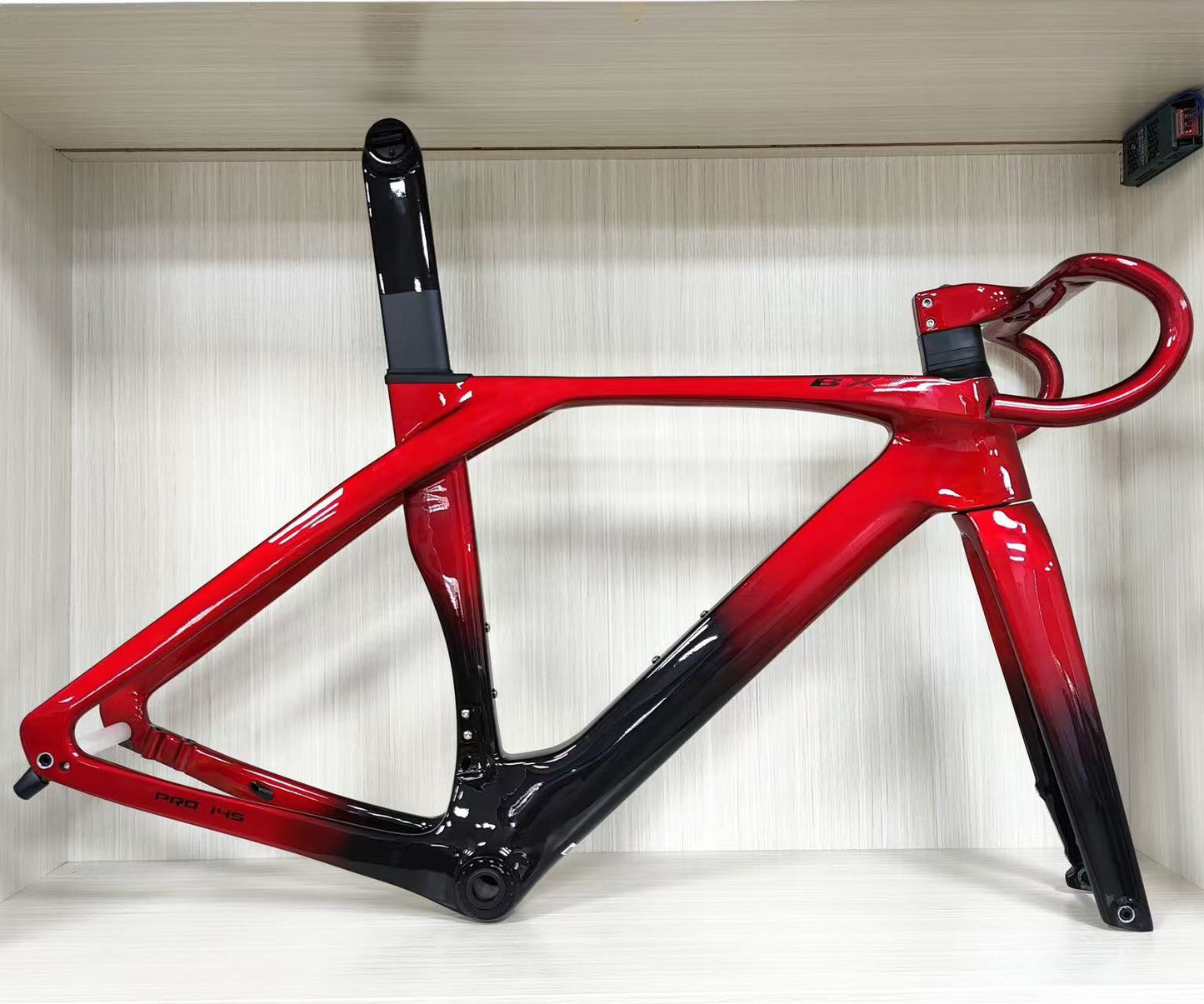 BXT Carbon road bike Disc brakes road bicycle 700*32c, Fully Hidden DI2 T47 Aerodynamic BXT Road Bike